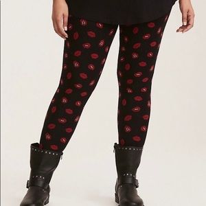 Torrid black leggings with lip print size 3 NWT